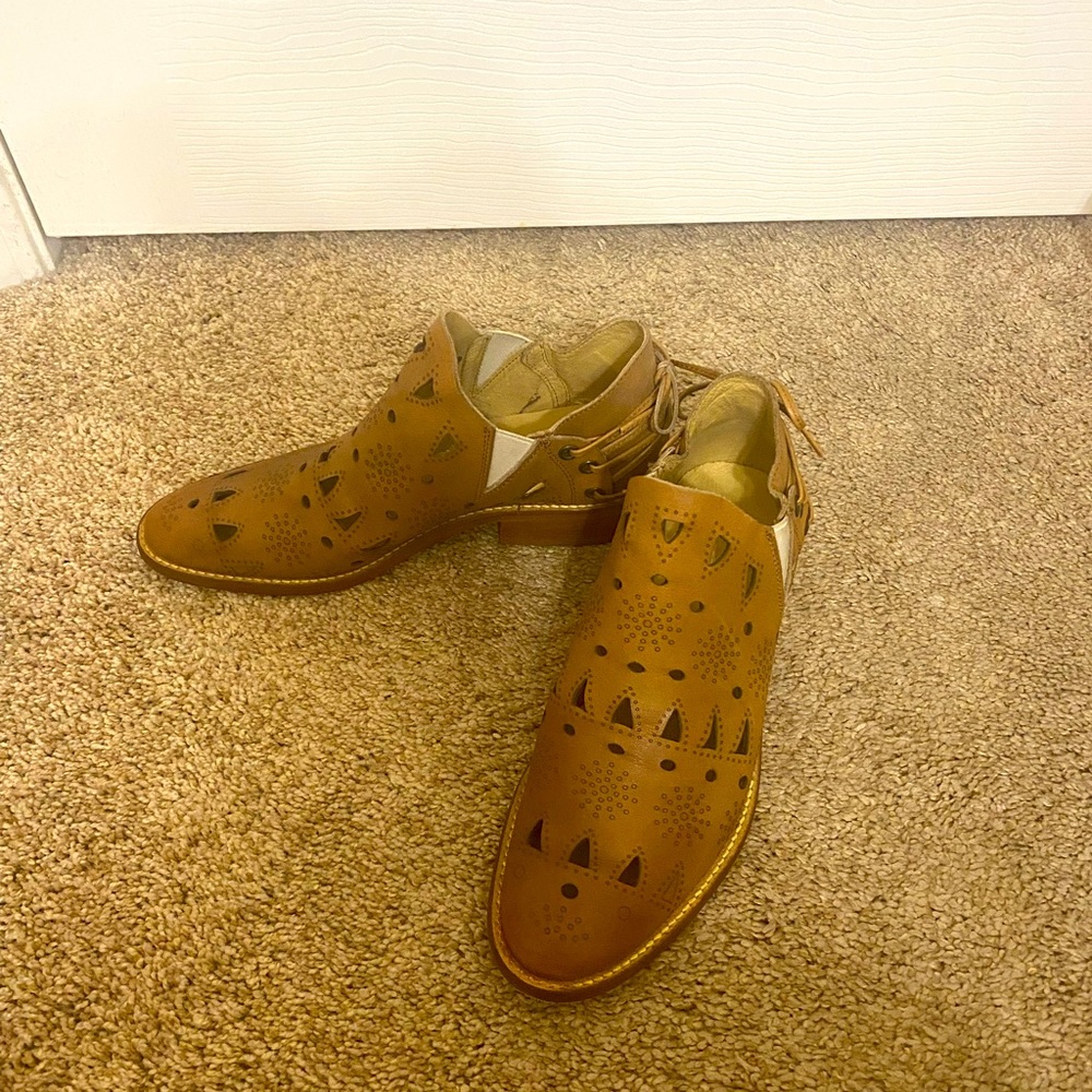 Musse and Cloud all leather shoes . Size 8 (39) euro